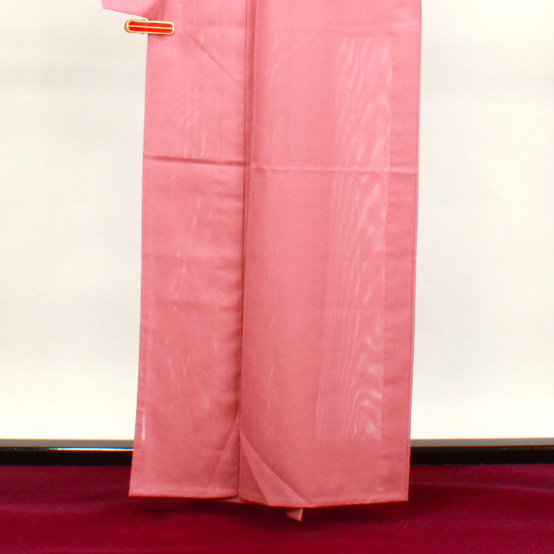夏物 ポリエステル 色無地 身丈161cm 裄丈65.5cm 積紅色（せきこういろ） 洗える着物 素無地  絽 Sランク ピンク系 1132001662413