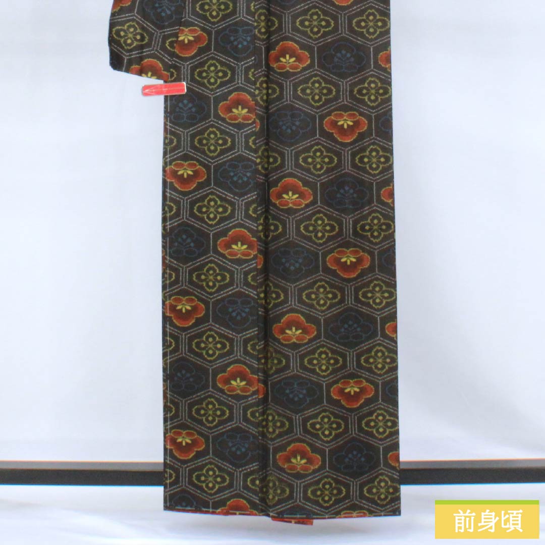 紬 正絹 Aランク 身丈160cm 裄丈63cm 村山大島 亀甲 花柄 しつけ糸付き 袷 黒系 1116004933410