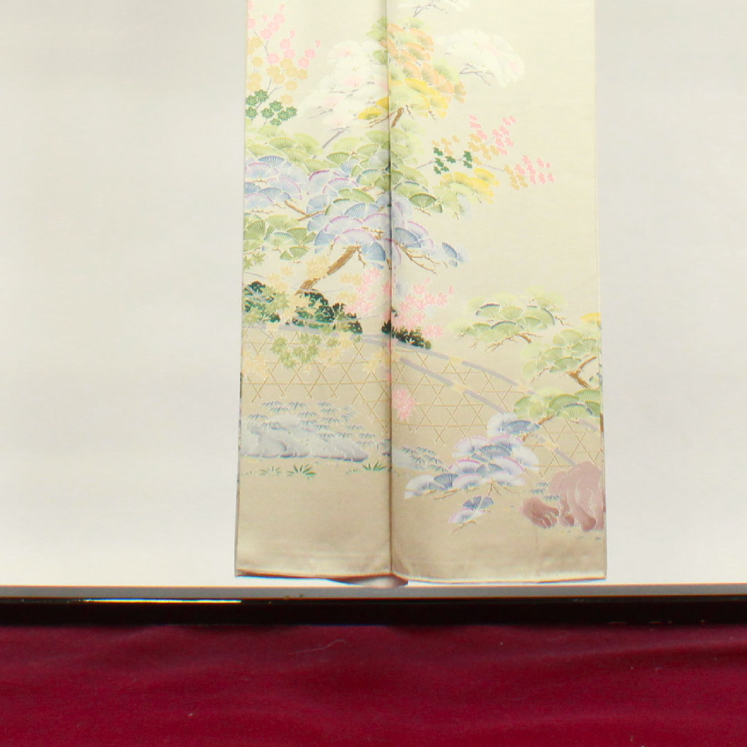 Colored Tomesode, Length 151cm, Sleeve length 61.5cm, Lined, Grayish white, Kyoto Yuzen, Floral pattern, Thin rings and quince, Pure silk, S rank, One crest, Gray, 1111001062222