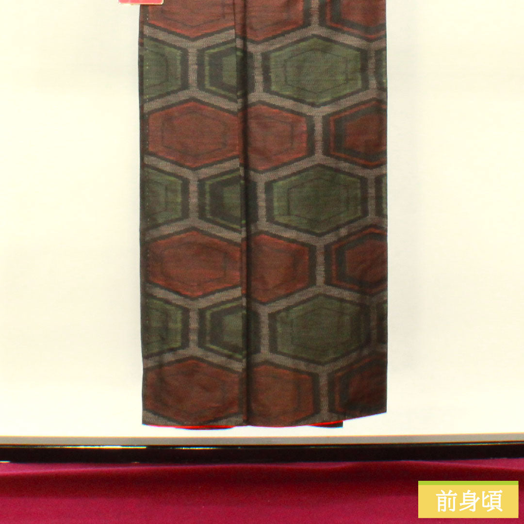 大島紬 正絹 身丈150cm 裄丈62.5cm  緯総絣 亀甲模様 Sランク 袷 黒系 1116003312110