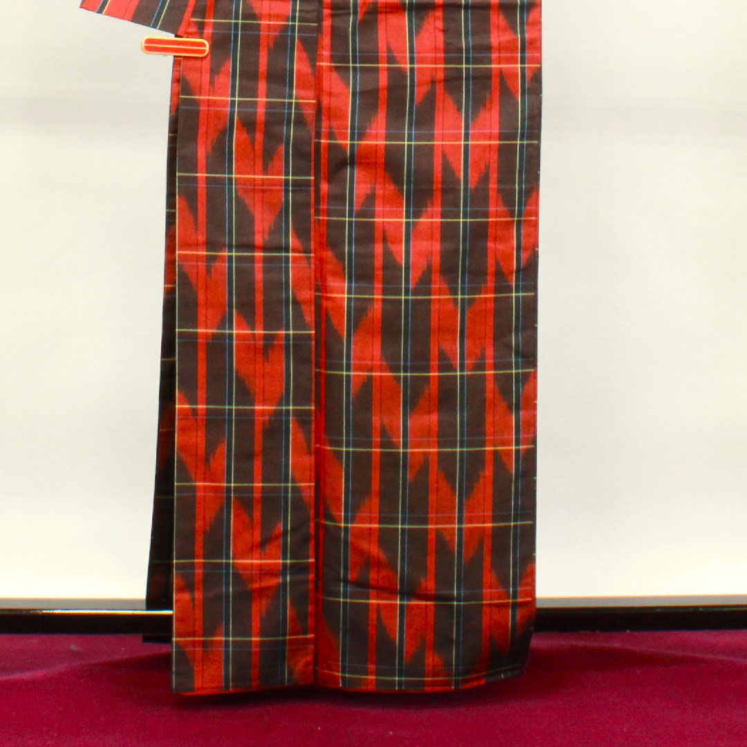 Tsumugi (Japanese kimono) with a red birch color, arrow pattern, and basting threads. Length: 163.5cm, Sleeve Length: 65cm. Unused. Pure silk, S rank. Lined, red. Product code: 1116002782412