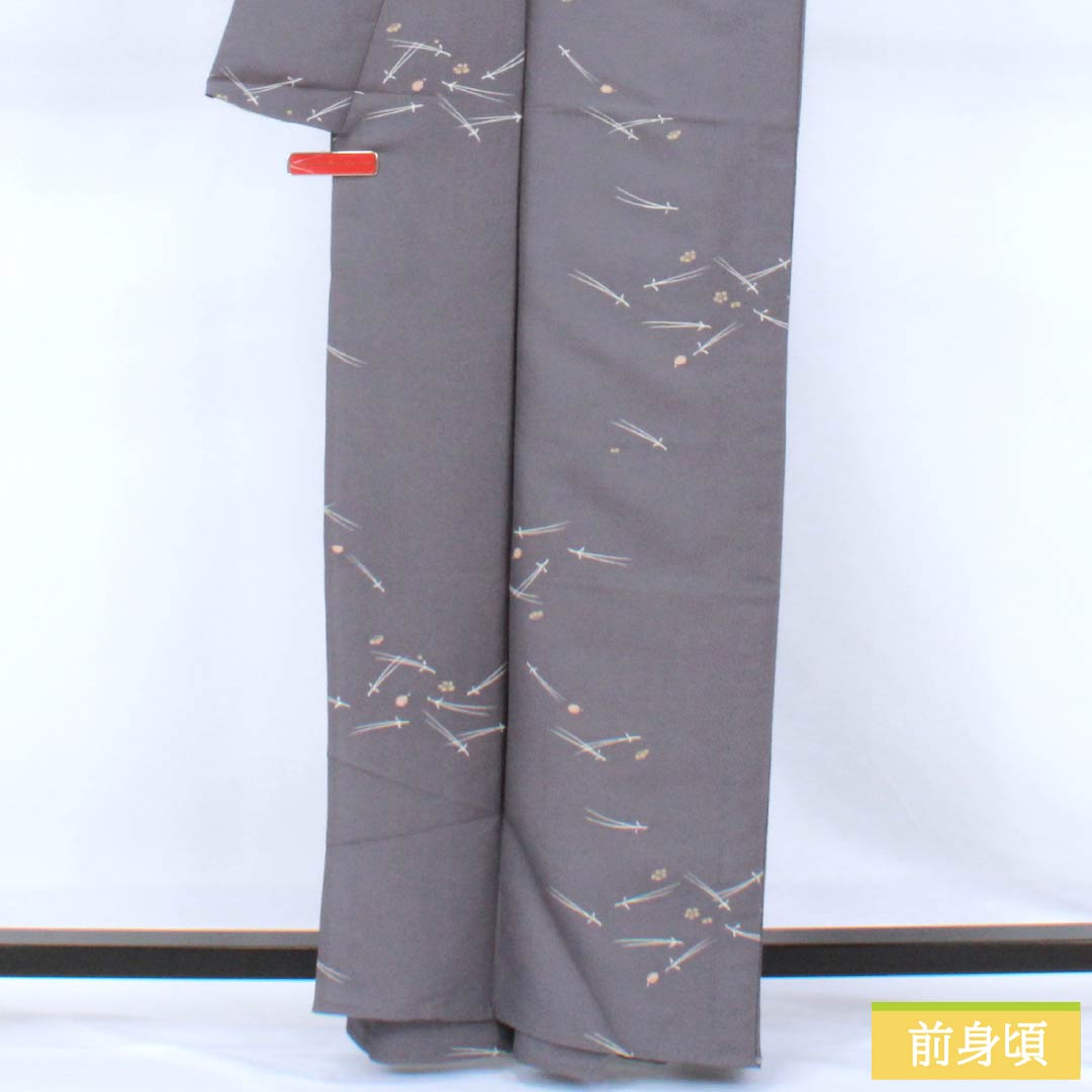 小紋 ポリエステル Sランク 身丈163cm 裄丈65.5cm 単衣 鼠志野色（ねずみしのいろ） 型染 松竹梅 洗える着物 グレー系 1115007942422