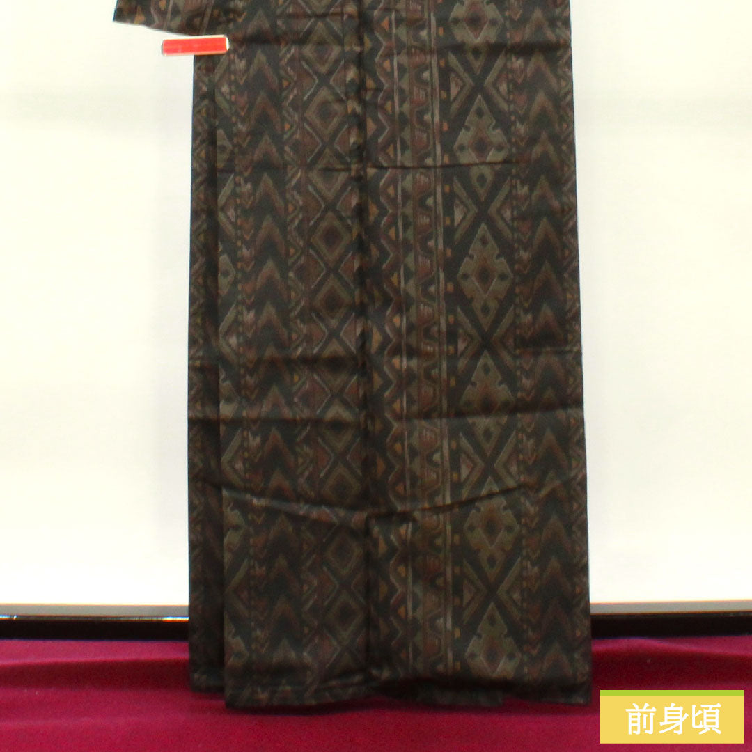 紬 正絹 身丈164.5cm 裄丈66.5cm  幾何学模様 スーパーゆーびガード Sランク 袷 黒系 1116003192410