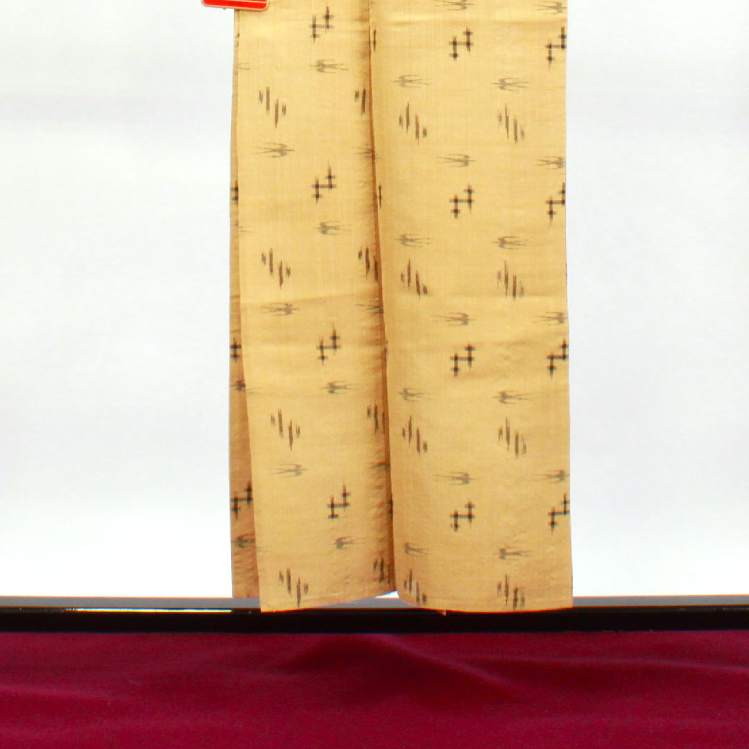 夏物 麻 紬 身丈152cm 裄丈62.5cm 楊梅色（やまももいろ） 琉球模様 絣 夏紬 紗 Sランク ベージュ系 1132001612225