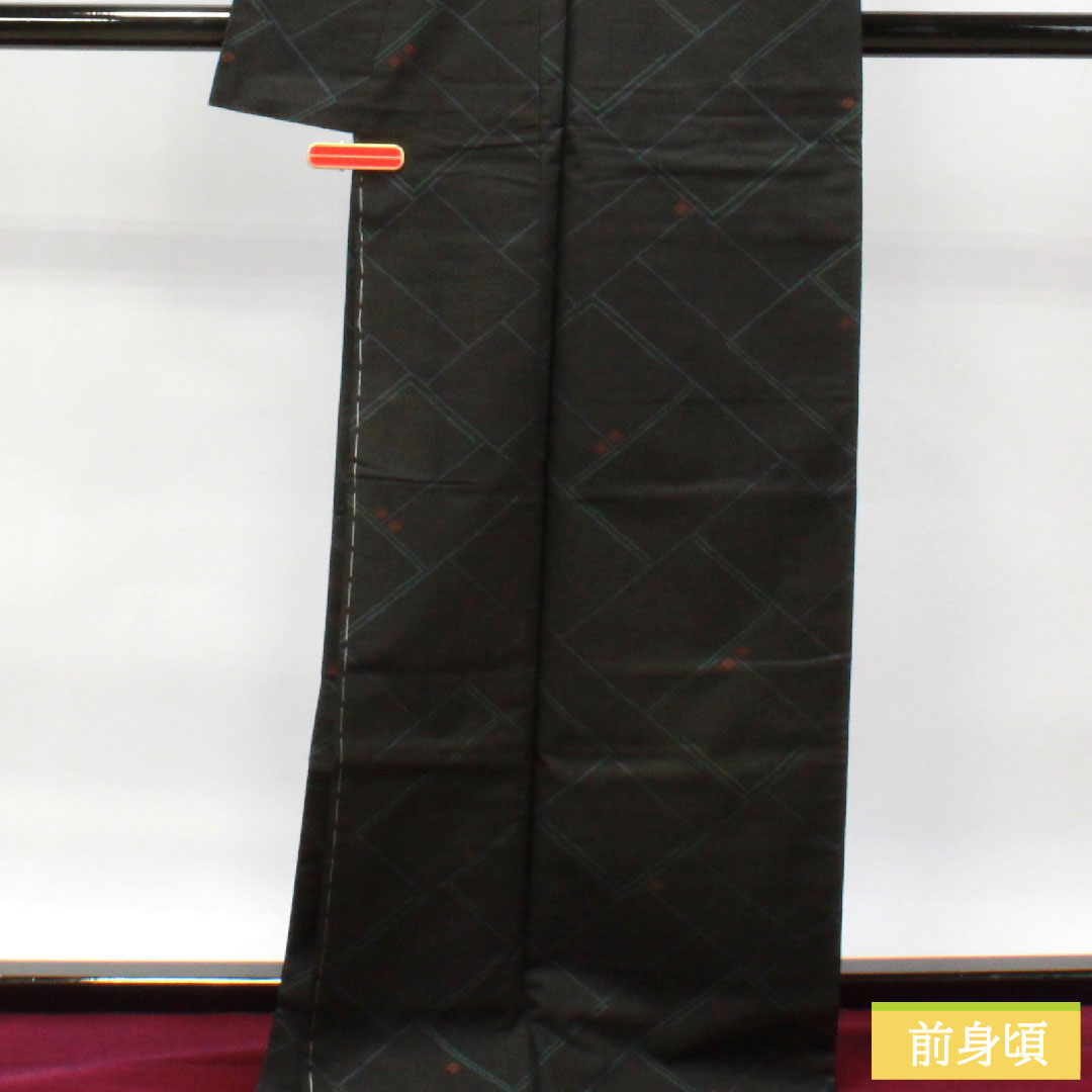大島紬 正絹 身丈168.5cm 裄丈66cm  しつけ糸付き 幾何学模様 Sランク 袷 黒系 1116002912510