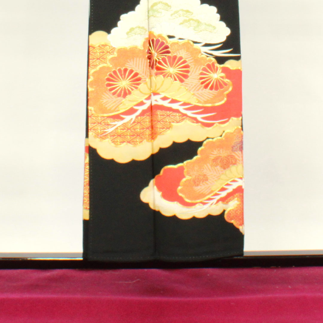 Black Tomesode, Length 153cm, Sleeve Length 61.5cm, Lined, Kyoto Yuzen, Pine, Chrysanthemum, Circle with Sword and Butterfly, Pure Silk, A Rank, Five Crests, Black, 1111001003210