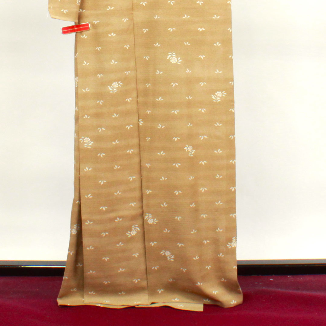夏物 ポリエステル 小紋 身丈166cm 裄丈67.5cm 胡桃色（くるみいろ） 草花模様 洗える着物  絽 Sランク 茶系 1132000892514