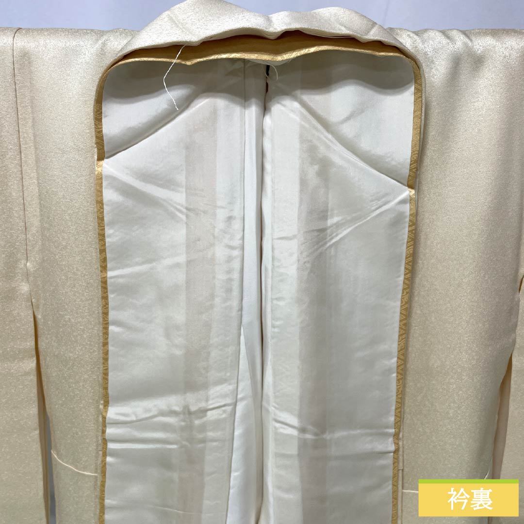 Irotomesode Silk A-Rank Length 160.5cm Sleeve-to-Sleeve 62.5cm Lined Neri-iro (Creamy White) Three Family Crests Gosan-kiri Daimaru Bespoke Kyo-Yuzen Gold couching embroidery Pine Three Family Crests Cream system 1111001993415