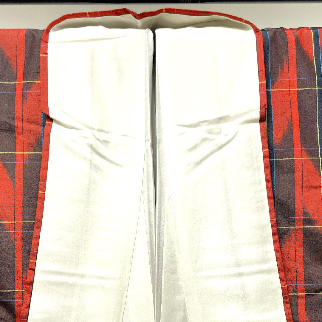 Tsumugi (Japanese kimono) with a red birch color, arrow pattern, and basting threads. Length: 163.5cm, Sleeve Length: 65cm. Unused. Pure silk, S rank. Lined, red. Product code: 1116002782412