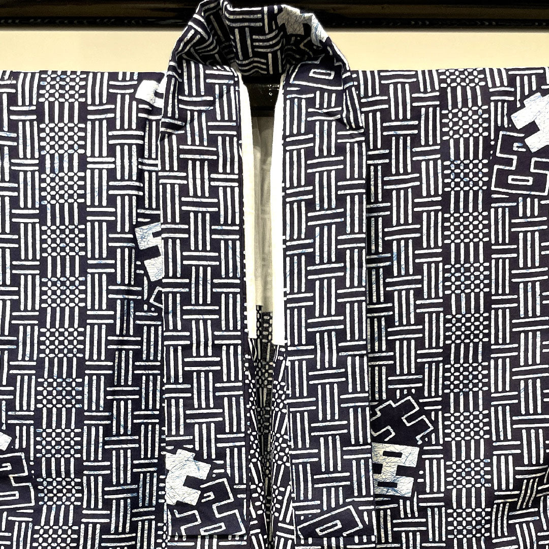 メンズ浴衣 しつけ糸付き 未使用品 濃紺色 幾何学模様 木綿 Sランク 単衣 身丈130.5cm 裄丈64.5cm 紺系 1118002672118