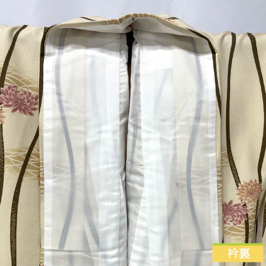 Komon (small pattern) kimono, polyester, length 171.5cm, sleeve length 68cm, lined, light egg-colored (usutamagoiro) pattern with tatewaku (standing wave) and chrysanthemum motifs, washable, A rank, cream, product number 1115006033615