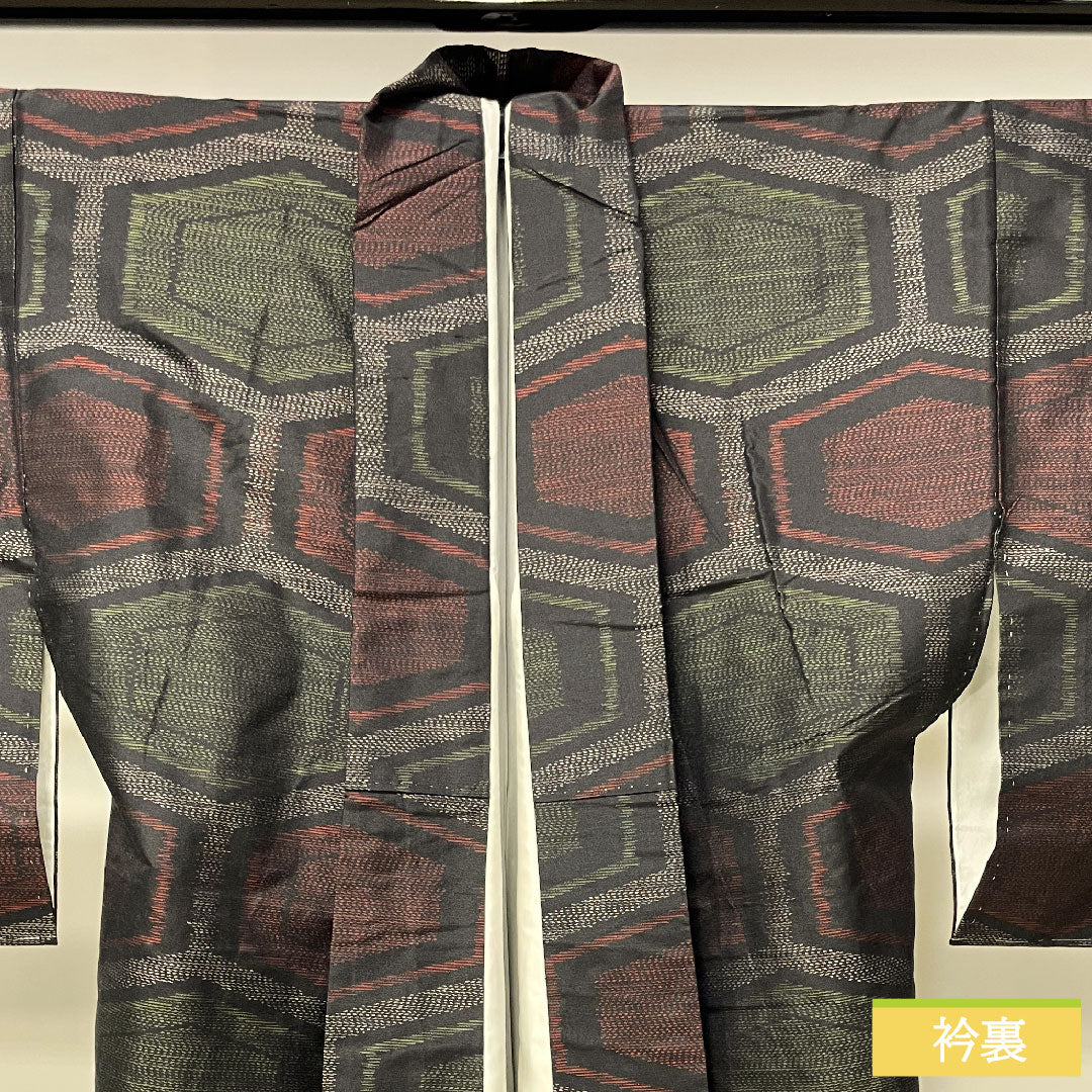 大島紬 正絹 身丈150cm 裄丈62.5cm  緯総絣 亀甲模様 Sランク 袷 黒系 1116003312110