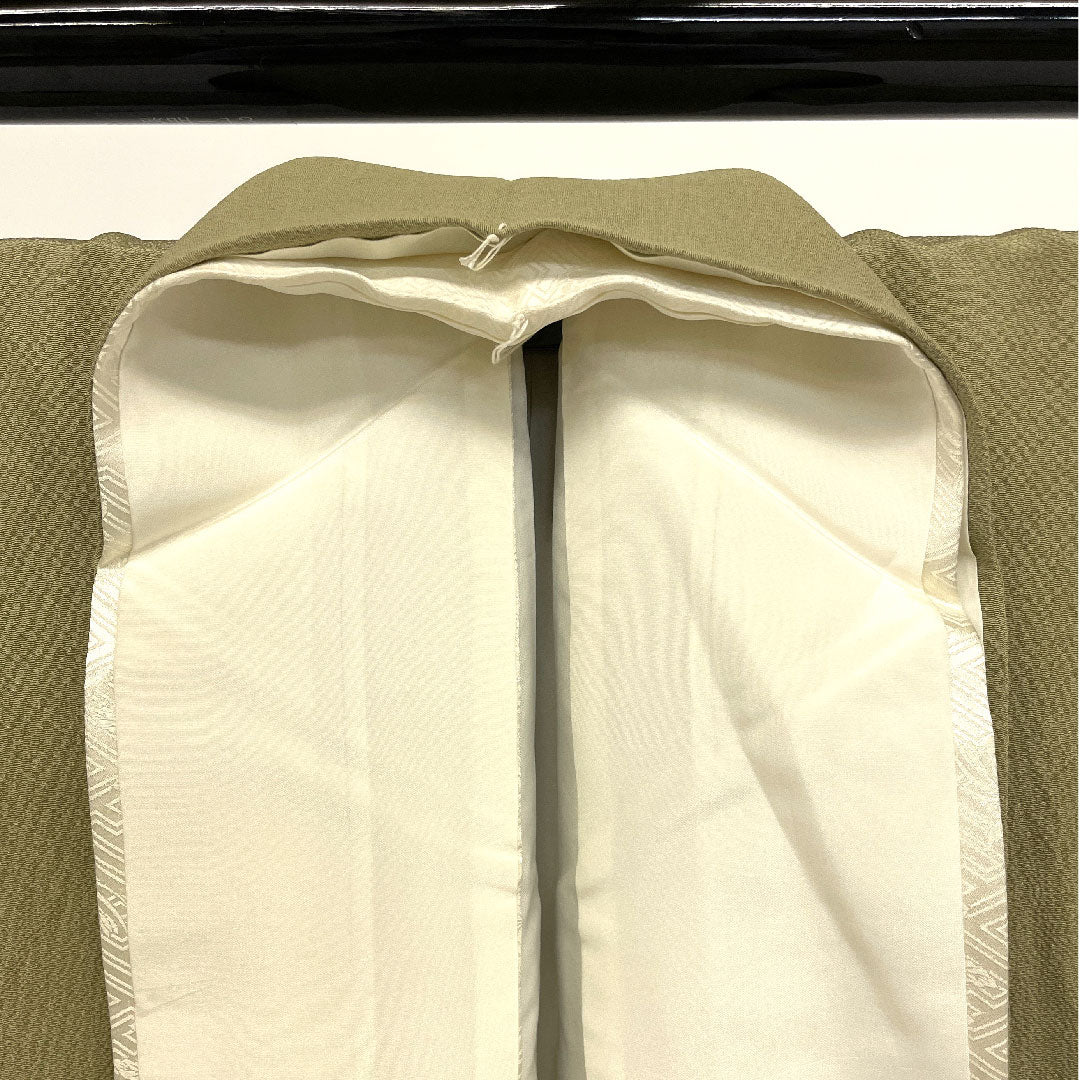 色無地 抹茶色 素無地 二つ松葉の丸に中陰蔦  身丈156cm 裄丈61cm 袷  正絹 Aランク 緑系 1114000463319