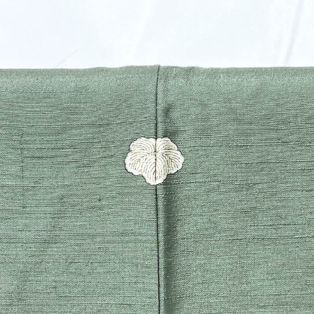 Plain Color Kimono, Pure Silk, S Rank, Length 155cm, Sleeve-to-Sleeve 62.5cm, Rust Celadon Color, One Family Crest (Ivy), Tsumugi Fabric, Lined, Greenish, 1114002692319