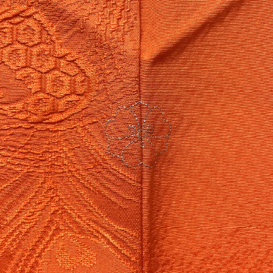 Solid-colored silk kimono, S-rank, length 165.5cm, sleeve length 64cm, Kyoto scarlet (Kyohiiro), peacock feather design, single crest, sword and katabami pattern, lined, orange, 1114002462526