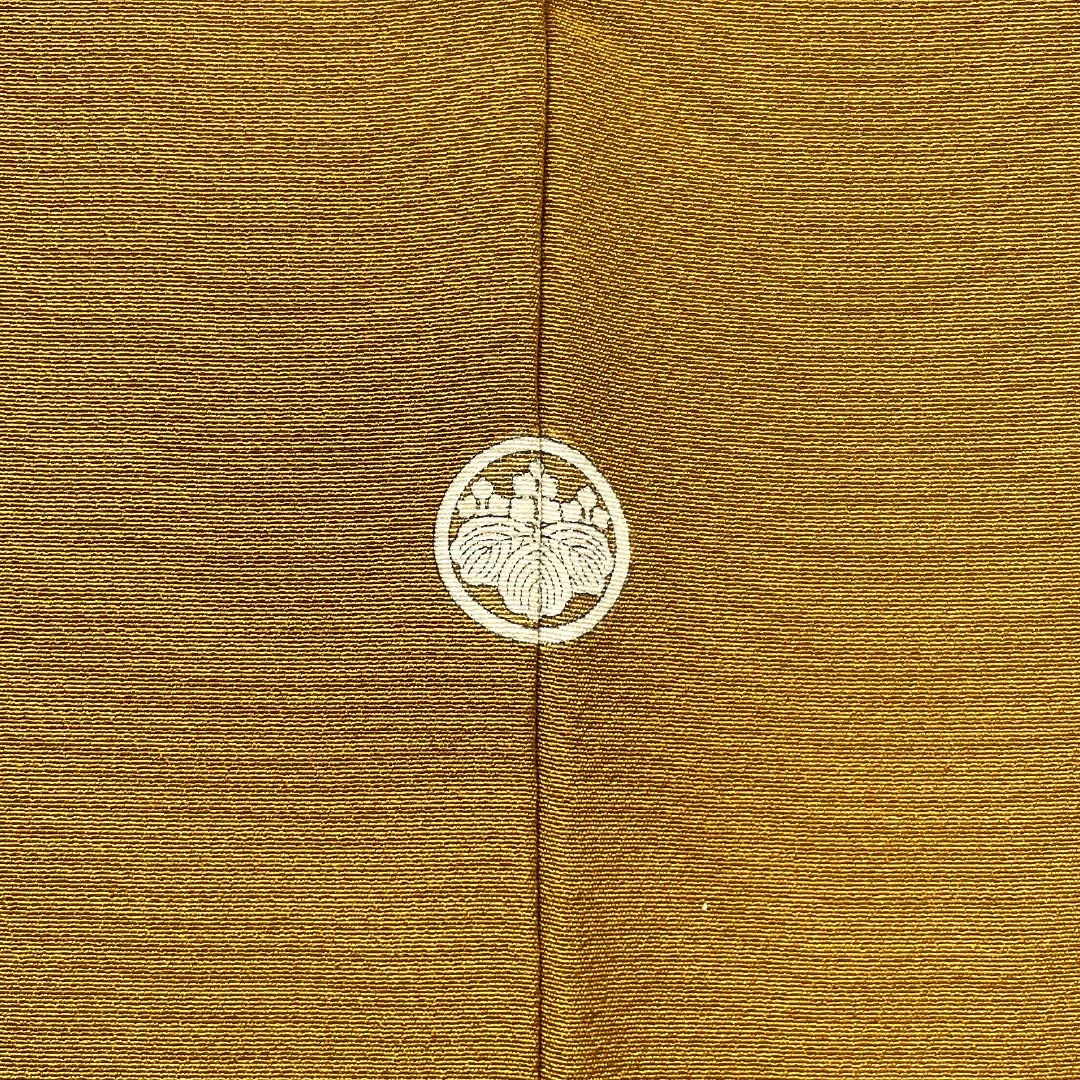 Solid-colored silk kimono, S-rank, length 163cm, sleeve length 66cm, gold yellow (Chinhuang-iro) color, one crest, five-three paulownia pattern with a circle, plain kimono, lined, orange, product number 1114002522426