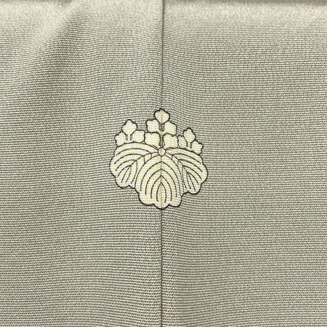 Colored Tomesode, pure silk, length 161cm, sleeve length 63cm, lined, light gray, Kyoto Yuzen, wave, sailboat, one crest, five-three paulownia, Queen pearl finish, A rank, gray, 1111001433422