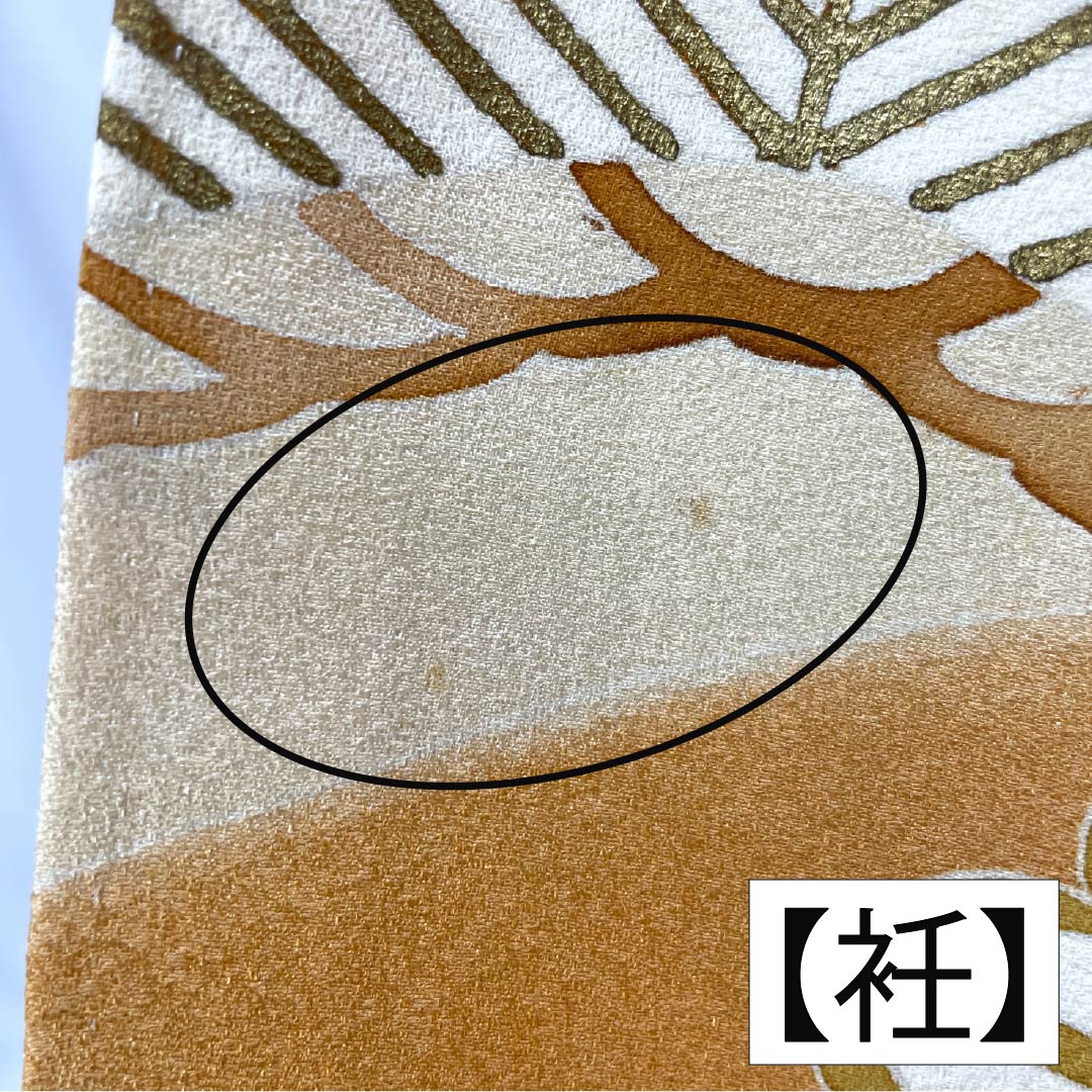 Irotomesode Silk A-Rank Length 160.5cm Sleeve-to-Sleeve 62.5cm Lined Neri-iro (Creamy White) Three Family Crests Gosan-kiri Daimaru Bespoke Kyo-Yuzen Gold couching embroidery Pine Three Family Crests Cream system 1111001993415