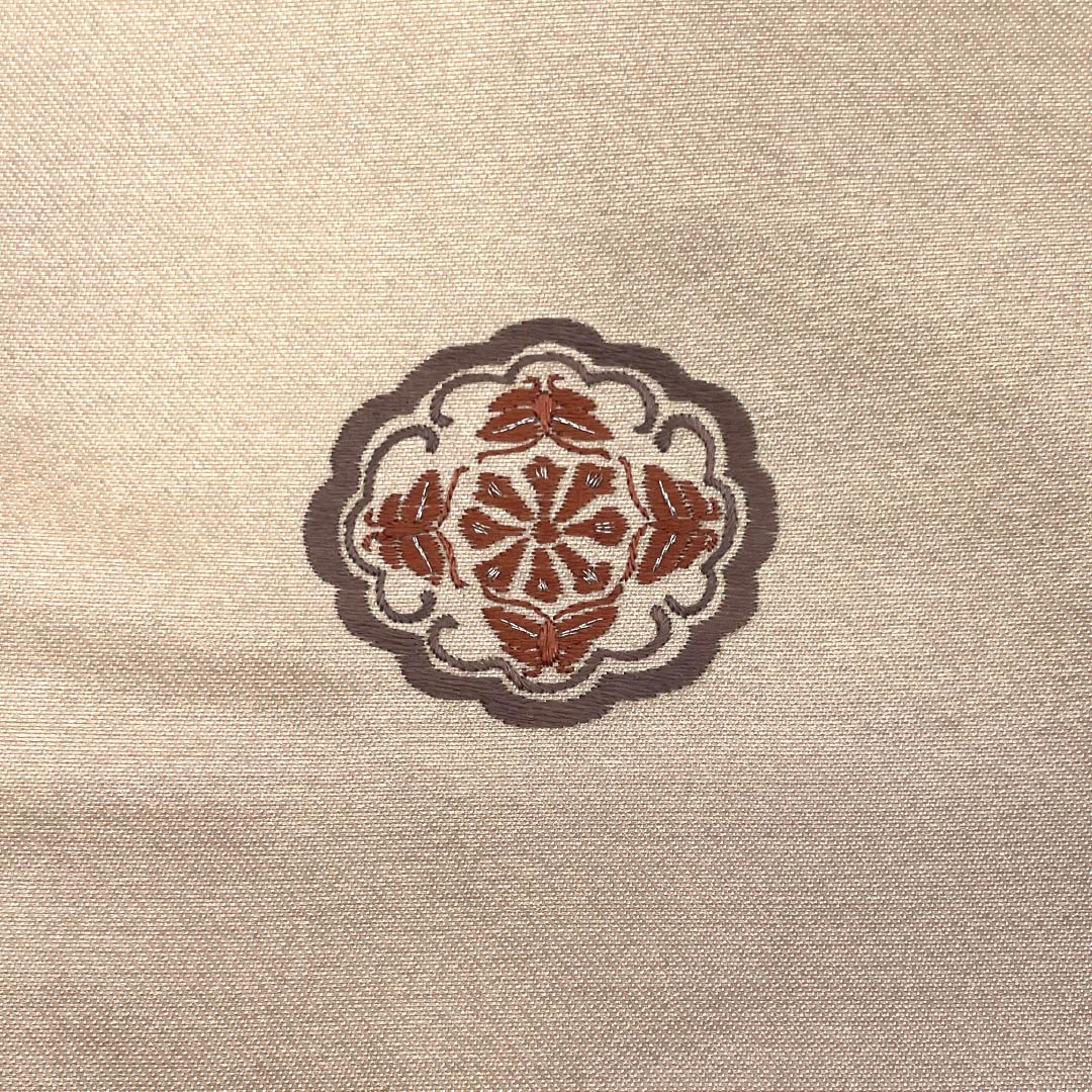 名古屋帯 正絹 Sランク 名古屋仕立て 翁茶色（おきなちゃいろ） 刺繍 蝶 帯丈365cm ポイント柄 カジュアル ベージュ系 1124012262325