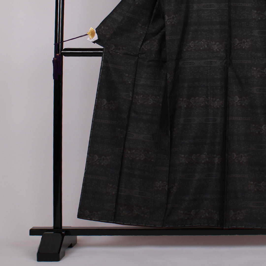 Oshima Tsumugi, Length 158cm, Sleeve length 65cm, Flower stripes, Pure silk, Excellent condition, Lined, Black, 1116000103310