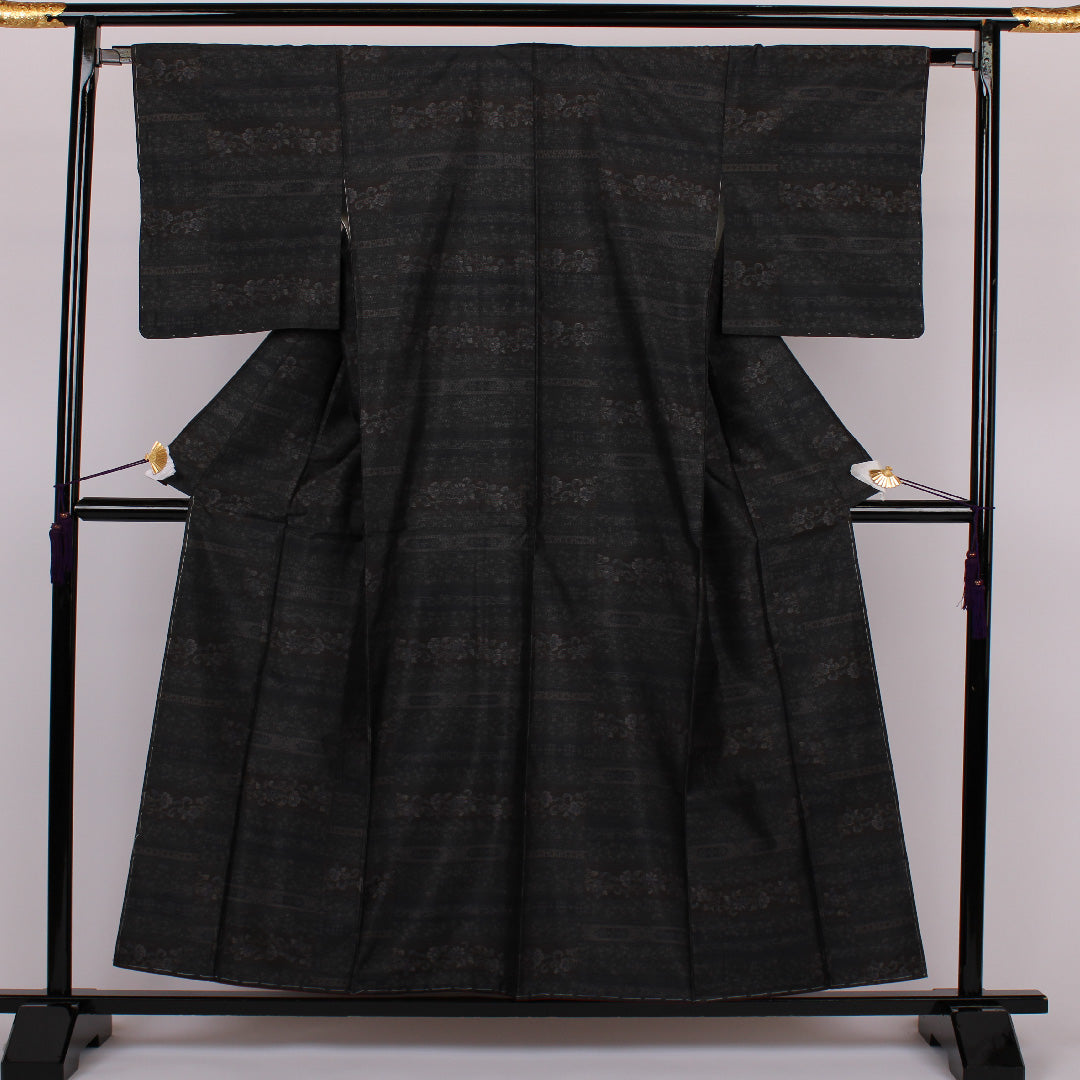 Oshima Tsumugi, Length 158cm, Sleeve length 65cm, Flower stripes, Pure silk, Excellent condition, Lined, Black, 1116000103310
