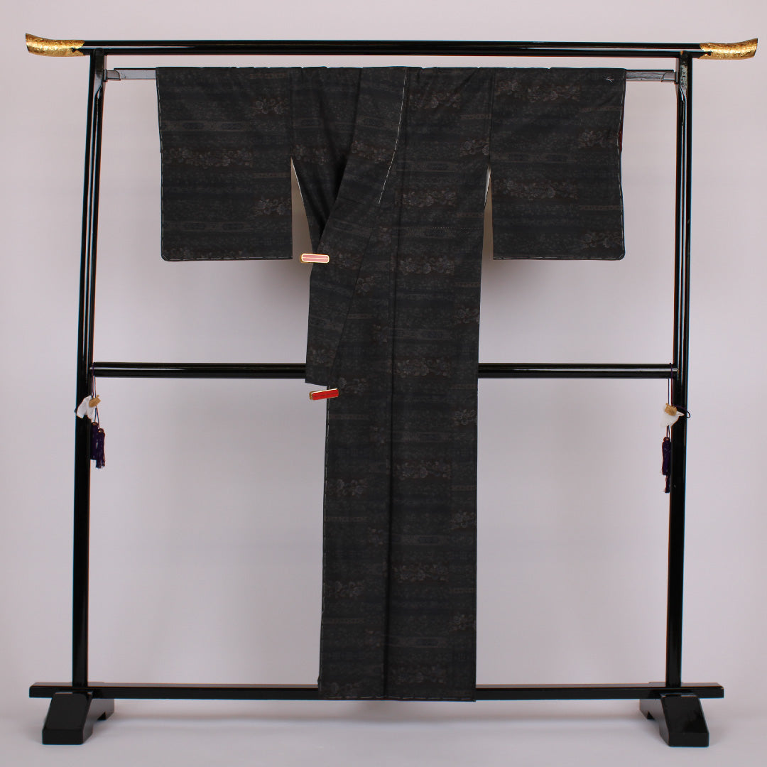 Oshima Tsumugi, Length 158cm, Sleeve length 65cm, Flower stripes, Pure silk, Excellent condition, Lined, Black, 1116000103310